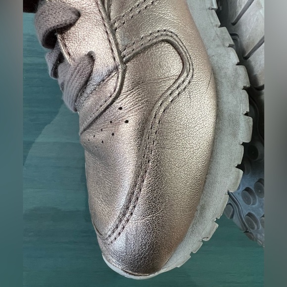 Reebok Classic Leather Melted Metal
Pearl/Rose Gold Metallic Sneakers - Picture 10 of 15